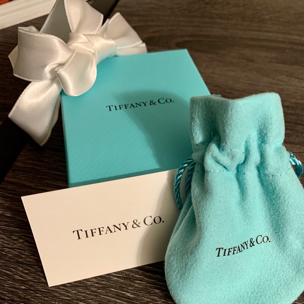 Empty Tiffany’s necklace box w/dust bag and ribbon